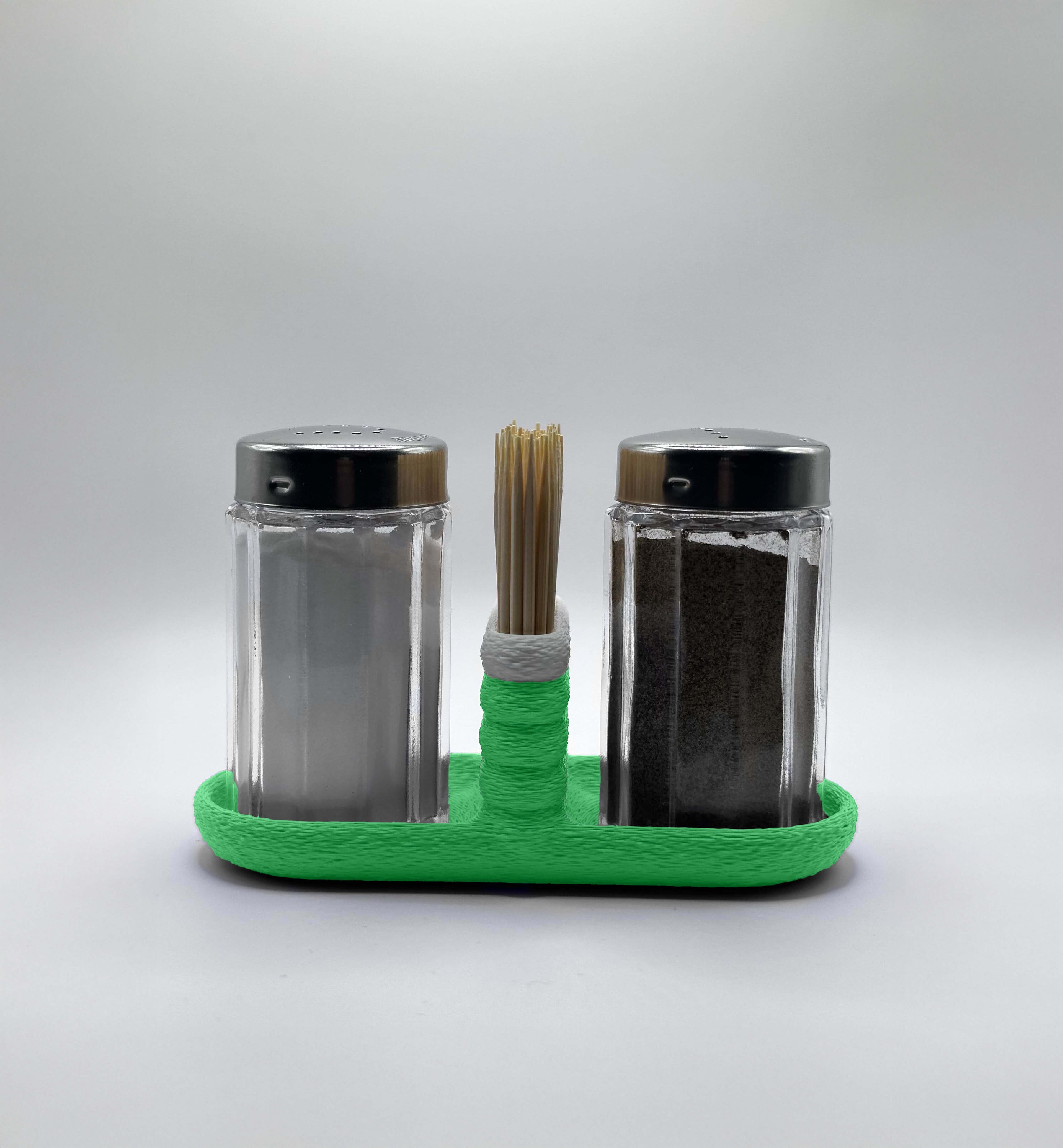 Stojalo za solnico in poprnico