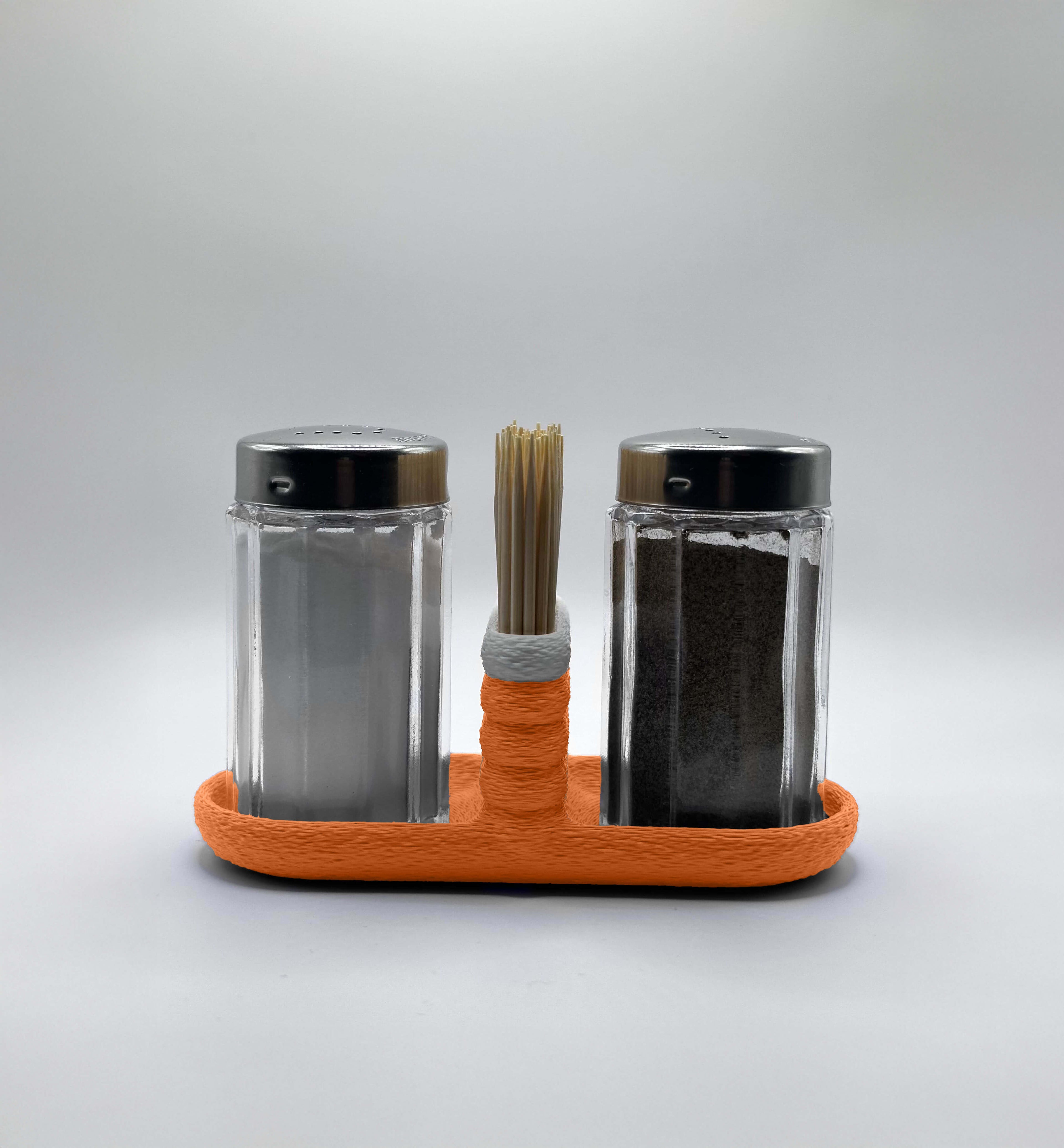 Stojalo za solnico in poprnico