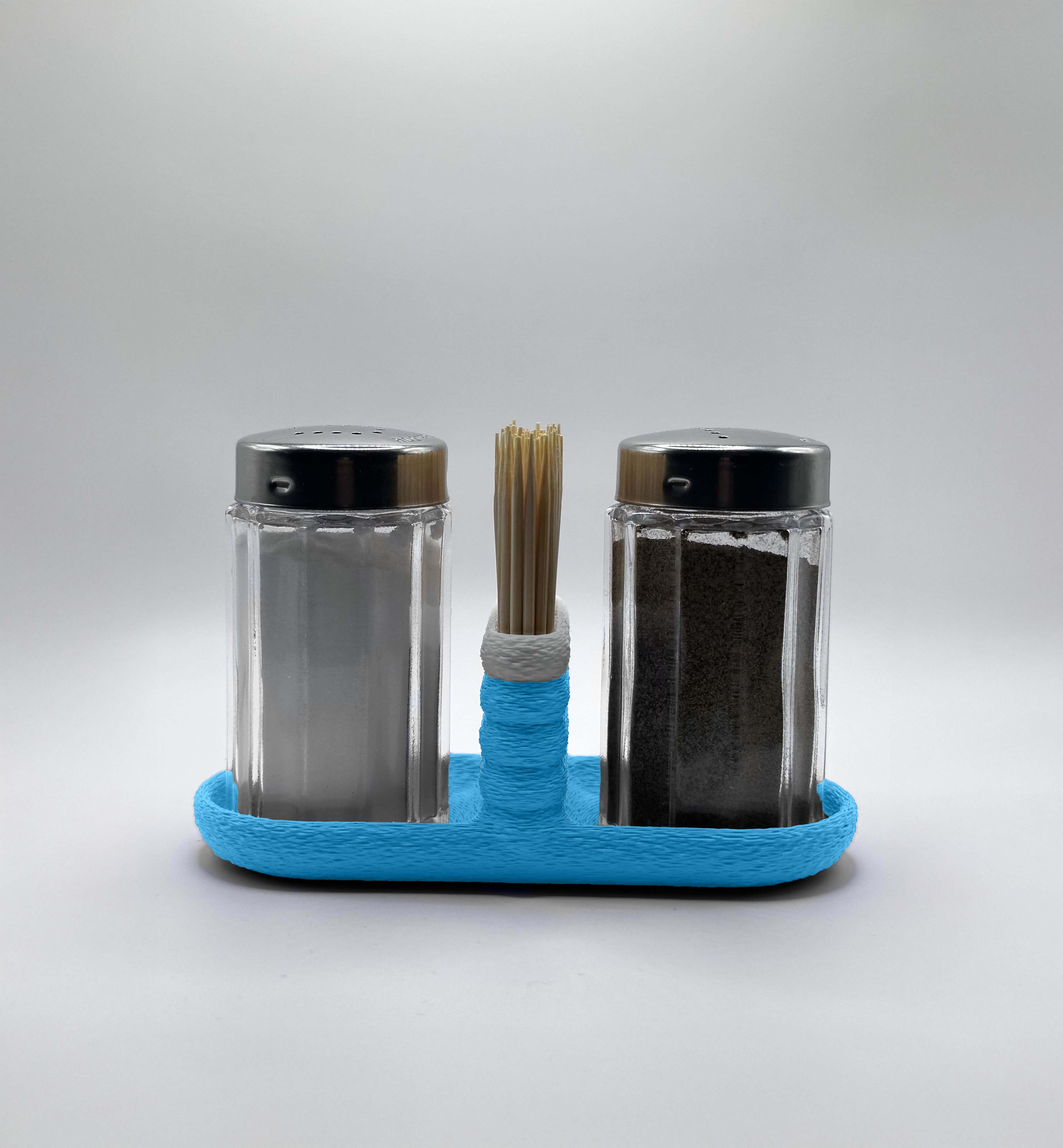 Stojalo za solnico in poprnico